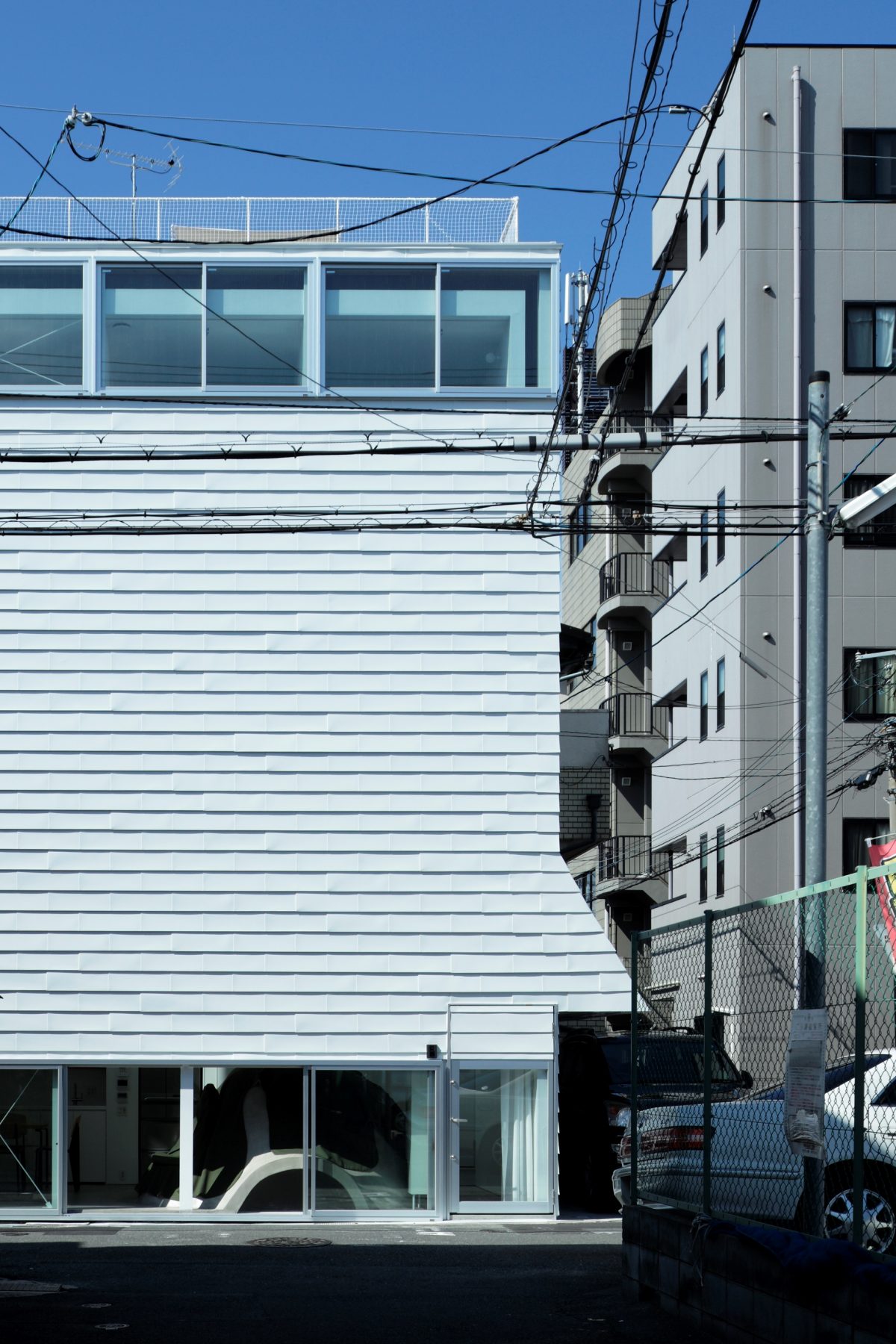 地面と屋根上の家